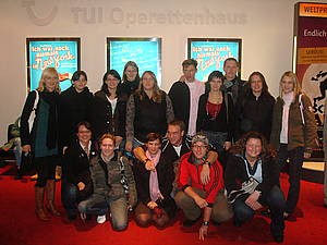 Gruppenbild vor dem Musical in Hamburg